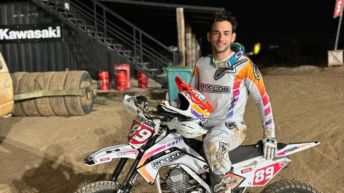 La gestión de las emociones encima de una moto explicada por un piloto profesional de velocidad: "Eres rápido, sé listo. Piensa"