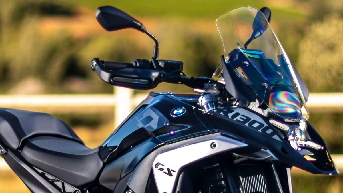 La BMW R 1300 GS se viste de negro en una edición limitada Dark más equipada, pero no te enamores de ella porque no la podrás comprar