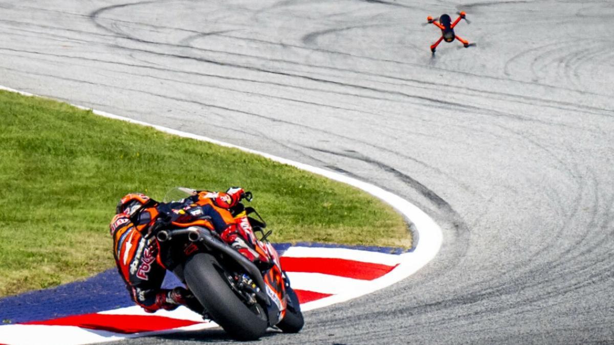 El dron que cabe en la palma de tu mano, que llega a 350 km/h y que puede batir a una KTM de MotoGP, el Red Bull Drone 1