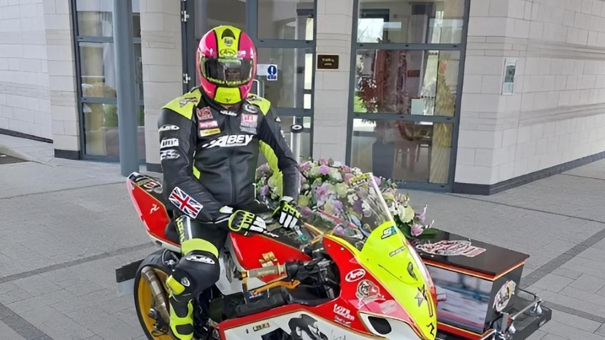 El sidecar fúnebre, la despedida ideal para los moteros más acérrimos... ¡y a 200 km/h!