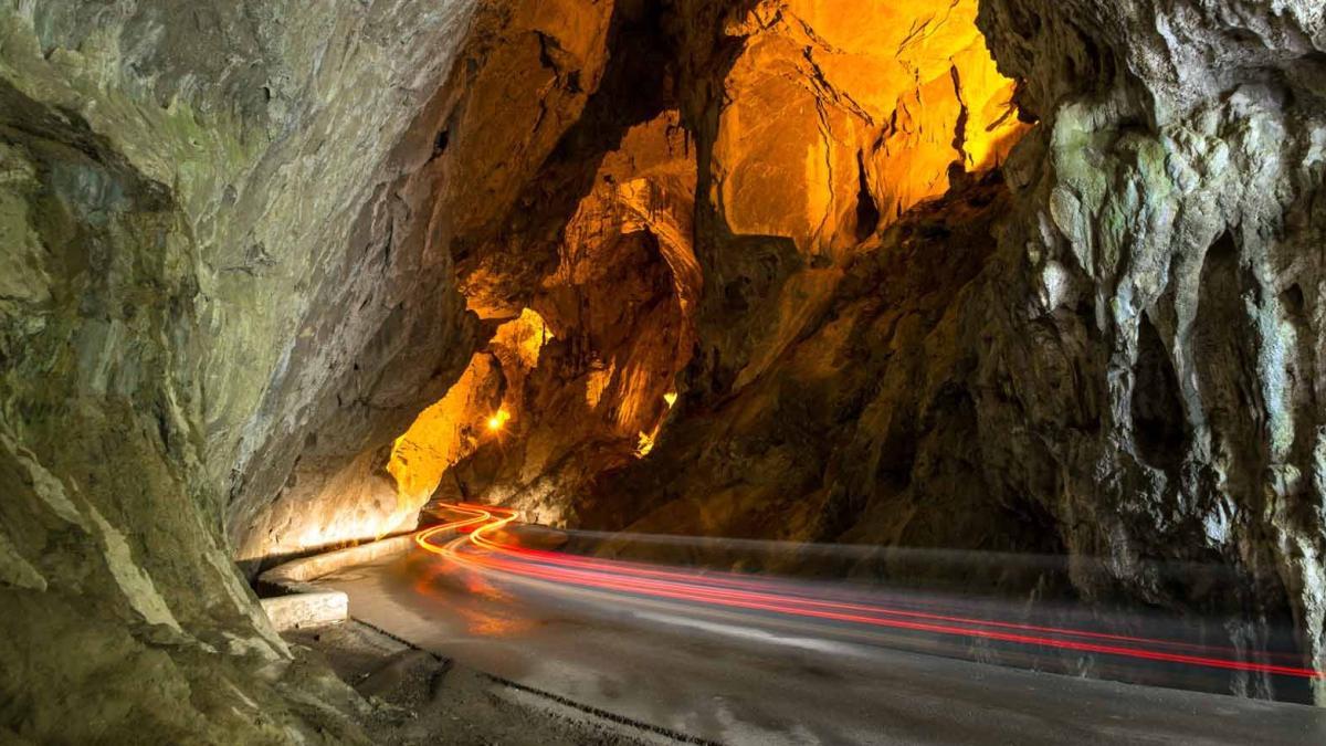 Un recorrido único en moto o coche a través de las entrañas de la tierra, dos lugares mágicos por los que debes pasar alguna vez en tu vida