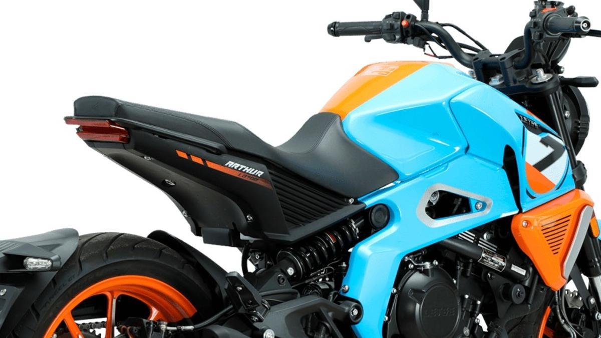 A la MT-07 le ha salido una rival, ya puedes comprar una agresiva moto naked bicilíndrica a precio chollo, la curiosa Letbe Arthur 700