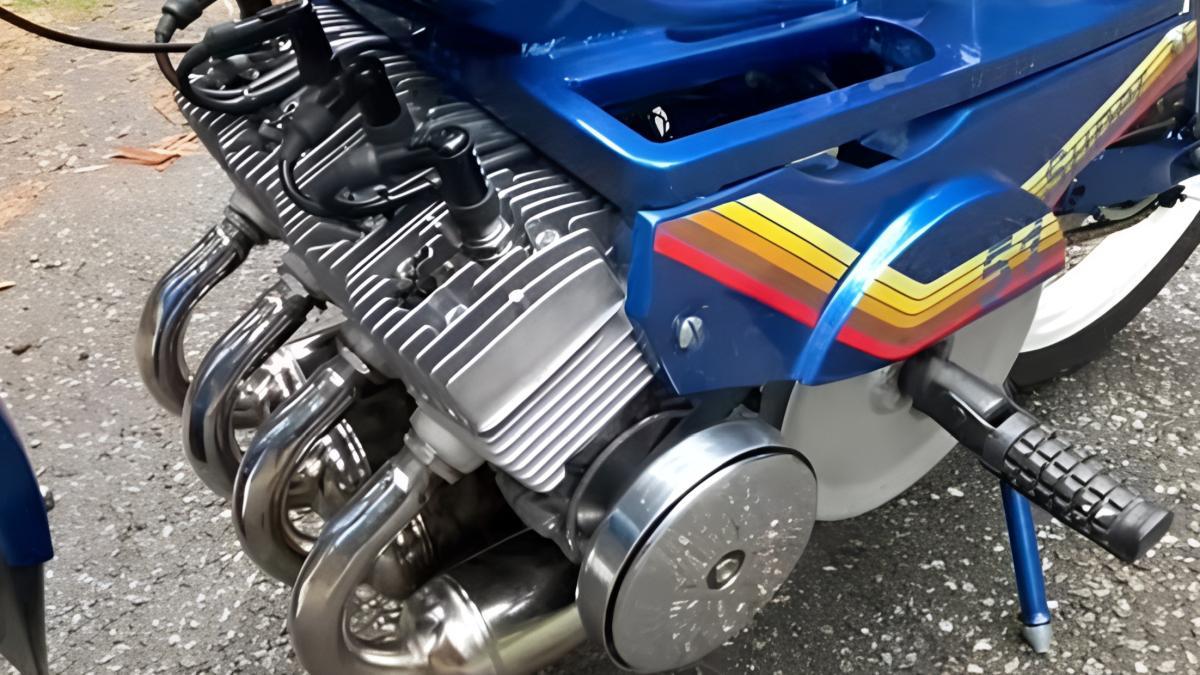 Una locura de ciclomotor Mobylette artesanal convertido en una bestia de 4 cilindros con una potencia de más de 50 CV