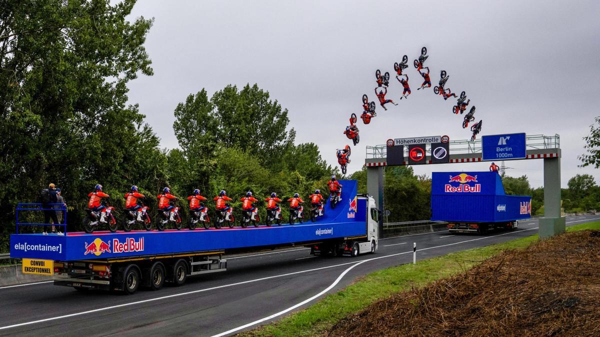 ¡Alucinante! Luc Ackermann salta entre dos camiones en marcha y se marca un Tsunami Backflip masivo
