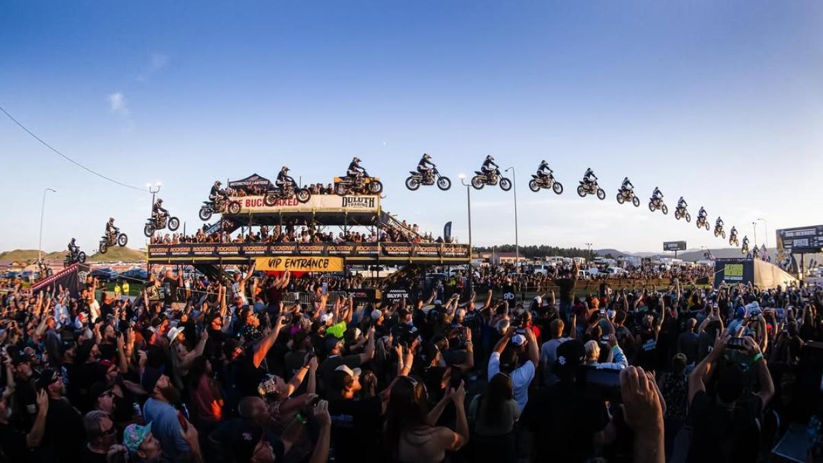 Colby Raha pulveriza el récord mundial haciendo un salto brutal con una Harley-Davidson Sportster