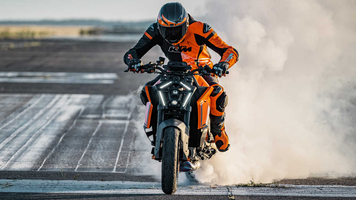 ¿Quieres que tu 1390 Super Duke R sea aún más explosiva? ¡Pues conviértela en una Superbike de circuito con un nuevo kit!