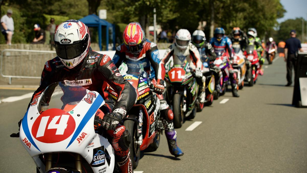 Un borracho cruza la pista y roza la tragedia durante el Gran Premio de la Isla de Man