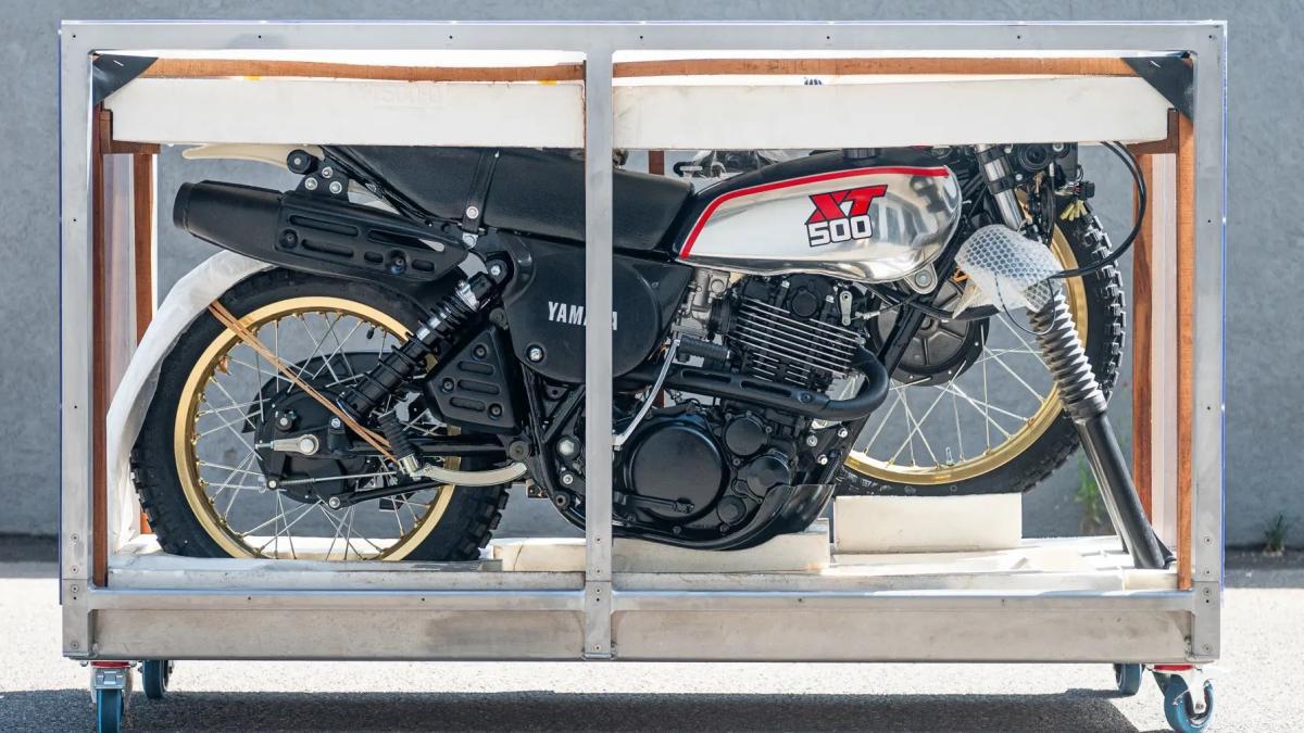 A subasta una moto trail japonesa de los 80 que está nueva y en su caja original, con cero kilómetros, protagonista de una película de James Bond