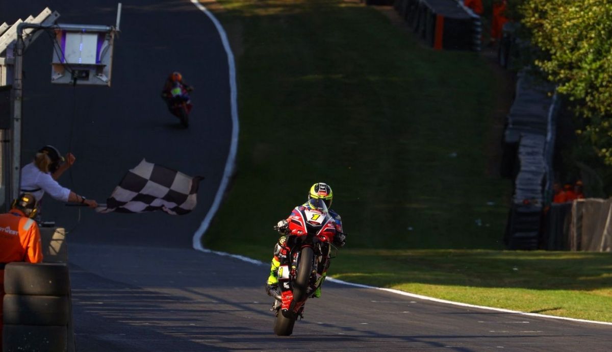 Victorias Bradley Ray, Tommy Bridewell y el líder Kyle Ryde