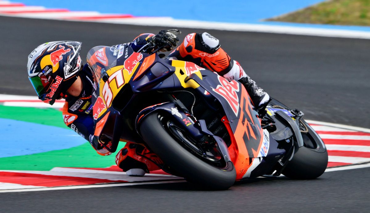 Pedro Acosta lidera ante Marc Márquez el póquer español