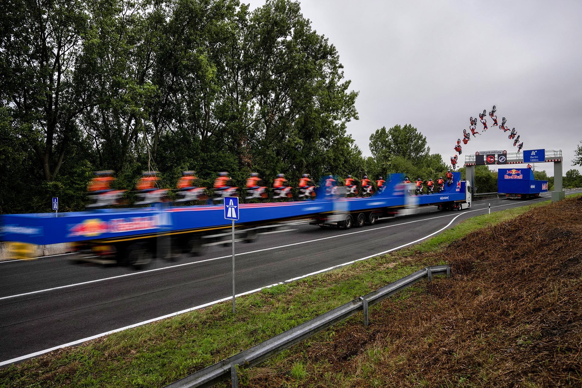 Saltando de un camión a otro en marcha, en plena autopista y al borde del desastre: la hazaña de Luc Ackermann