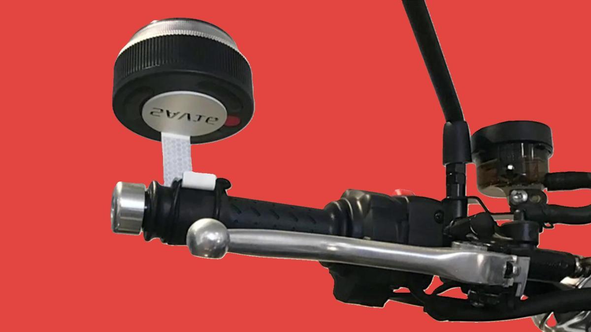 La baliza V16 no es obligatoria para las motos, pero, si quieres, un invento español te va a permitir instalarla