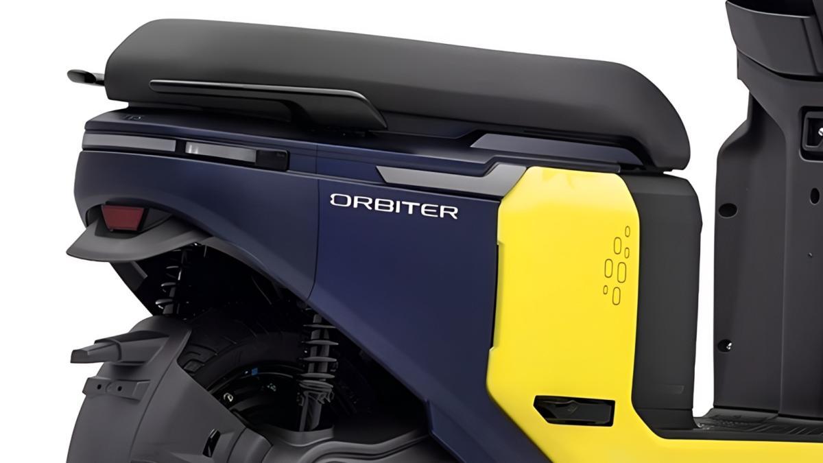 Llega un scooter urbano low cost para el carnet de coche con hueco para dos cascos y que cuesta 1.000 euros: el TVS Orbiter