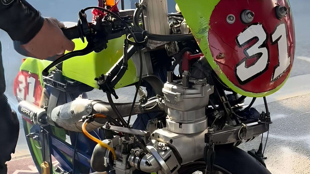 En Francia se han montado un campeonato de velocidad low cost con motos muy particulares y extrañas, pero vuelan...