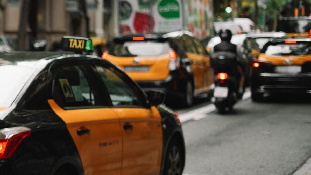 investigan a este taxista por picarse con una moto gracias a un vídeo en las redes sociales