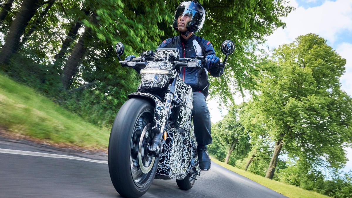 La moto naked eléctrica A2 de Honda ya rueda por Europa, equipa monobrazo y carga rápida, y pinta muy bien