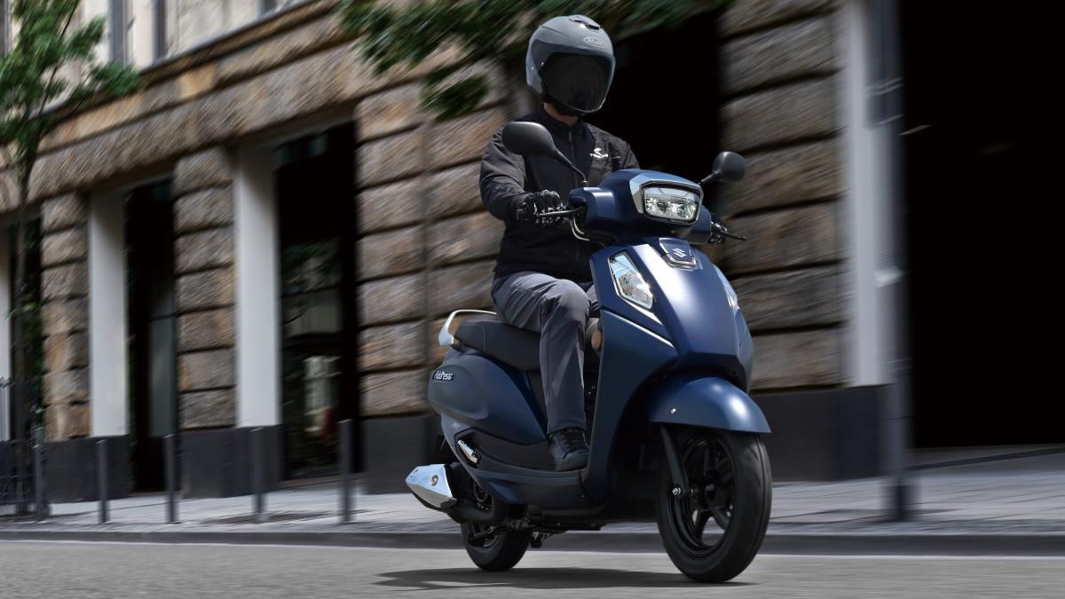 Se renueva el scooter urbano retro y low cost más veterano con un menor consumo, menos peso y algo más de potencia, el Suzuki Address 125