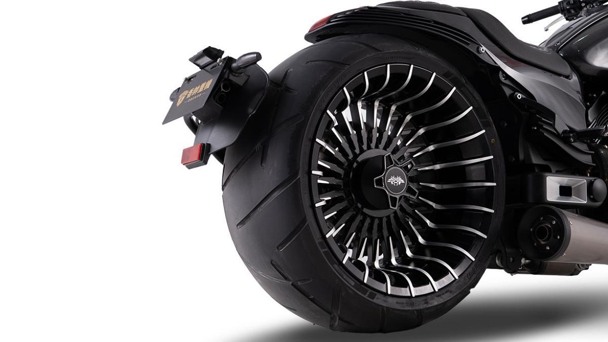 Una monstruosa y espectacular moto cruiser V2 con un gigantesco neumático trasero, la Marshal Timberwolf 800