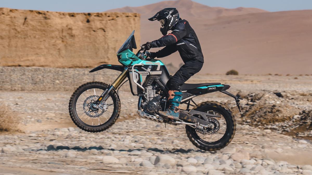 La aventurera con mejor relación peso/potencia ya tiene precio en España, la Kove 800X Rally