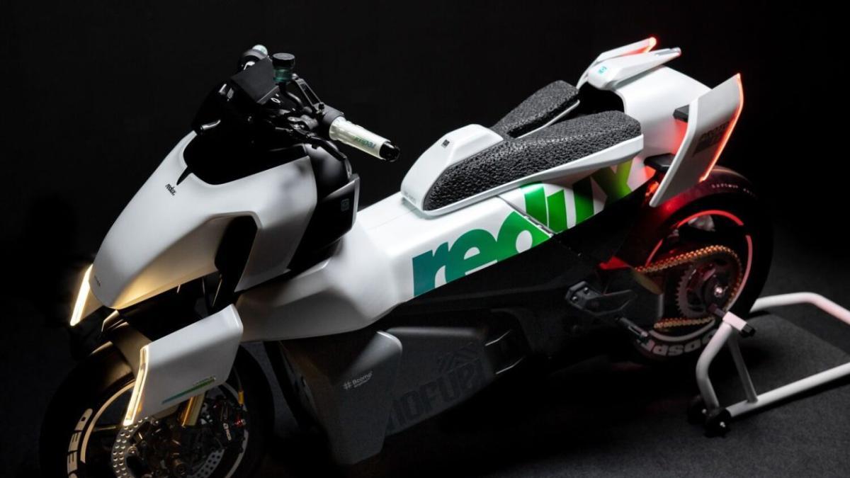 El megascooter deportivo futurista que se convierte en una moto pulsando solo un botón, el atrevido y fantasioso Ather Redux