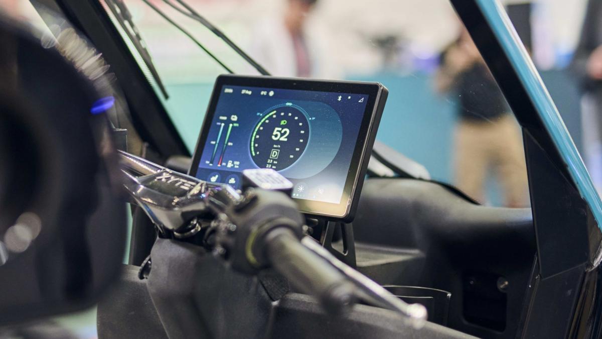 La moto para el carnet de coche que puedes llevar sin casco y que no te mojas cuando llueve, el tres ruedas XYTE One