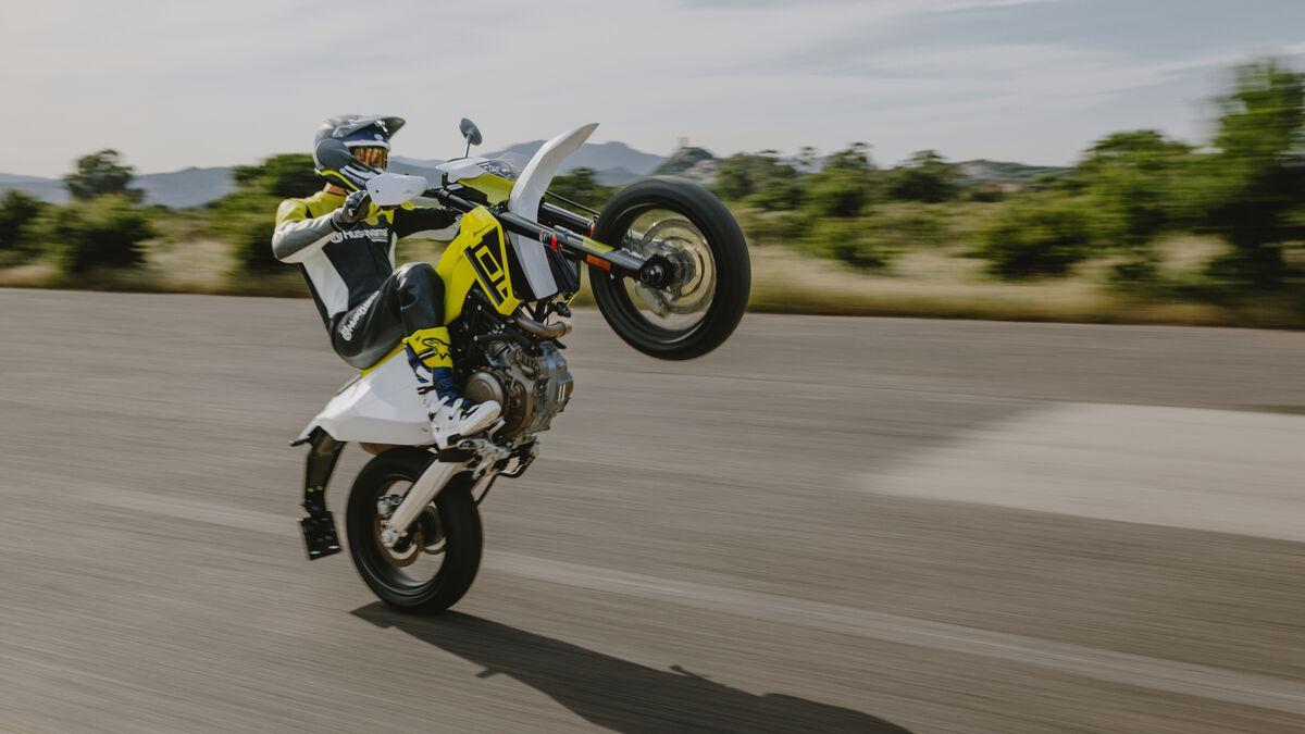 Las nuevas Husqvarna Supermoto 701 y Enduro 701 se actualizan y convierten en las monocilíndricas más potentes del mundo