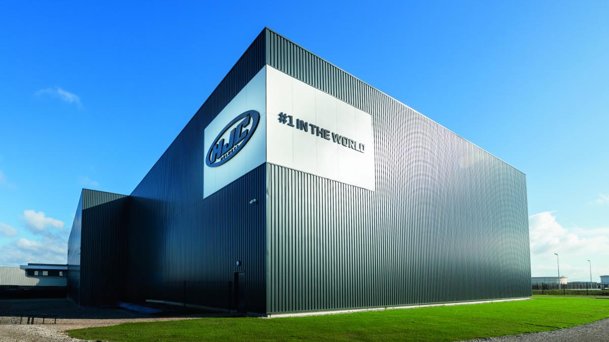 Visitamos la central europea de la conocida marca de cascos HJC: Tecnología y evolución