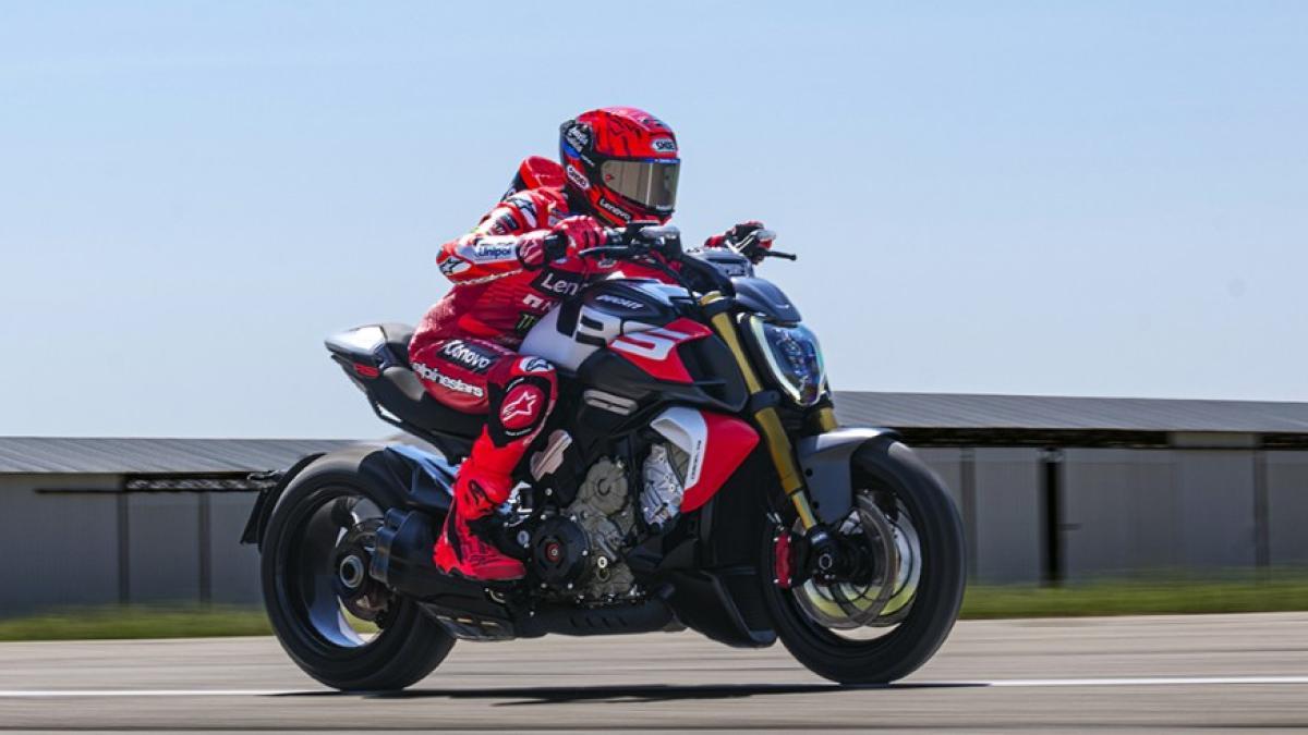 La moto dragster de Ducati que acelera de 0 a 100 como una MotoGP y que puedes comprar, aunque no es barata...
