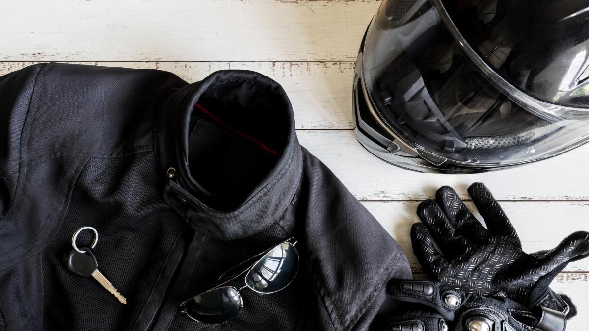 Los 10 imprescindibles para ir en moto este otoño con descuentos que llegan al 50%