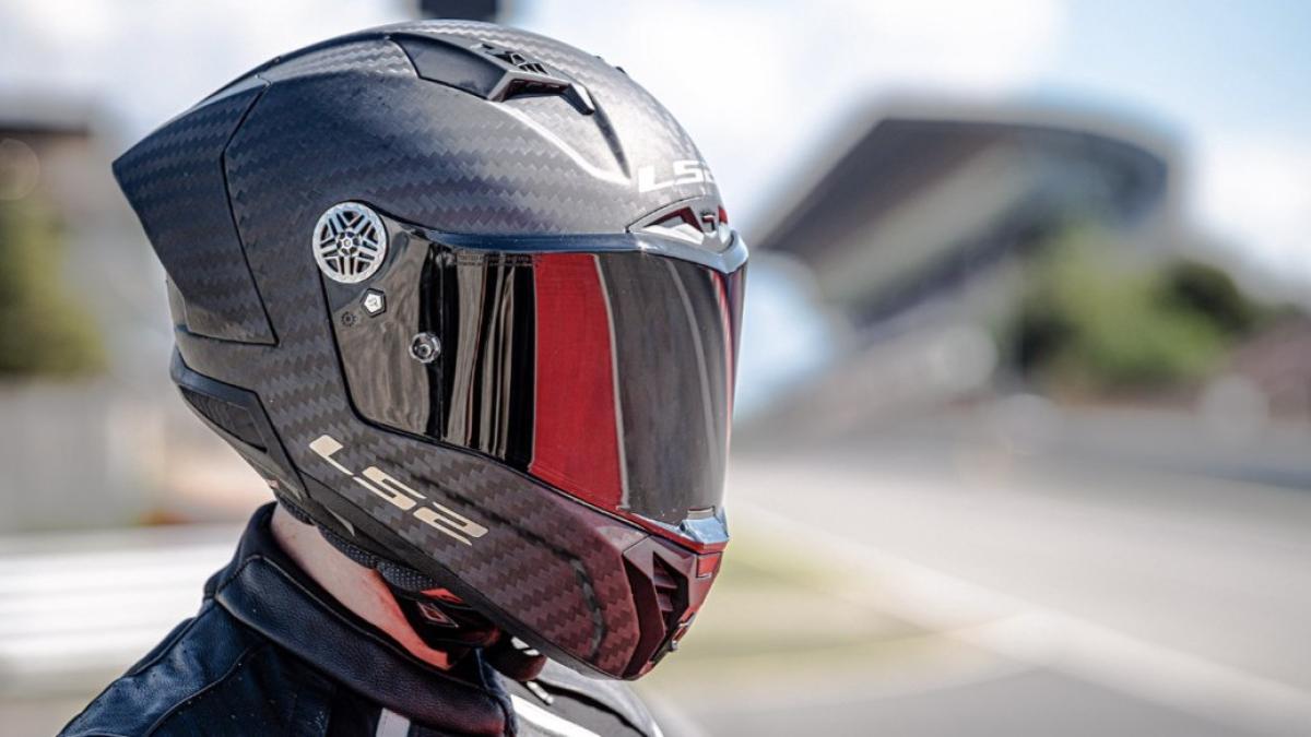 Cuando quieres mucho más que un casco económico y apuestas por la seguridad