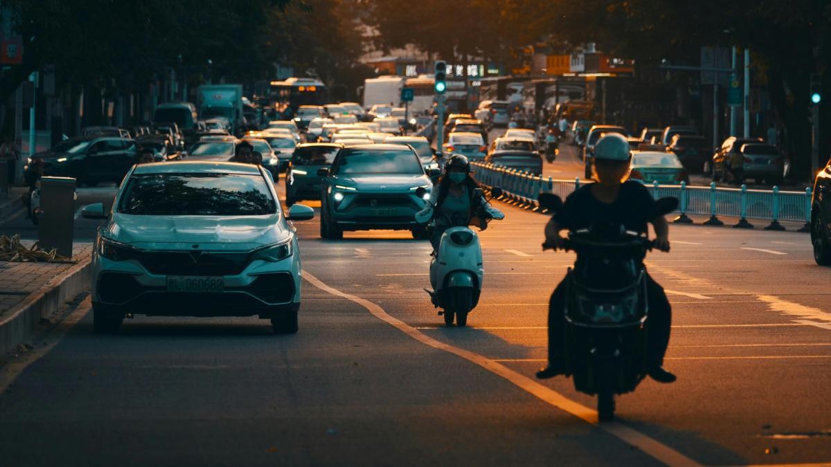¿Qué contamina más, la moto o el coche?
