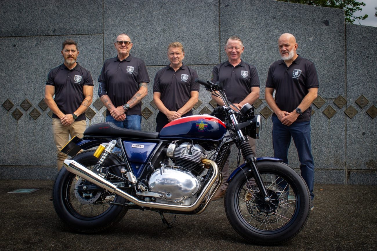 Cuatro miembros la Reserva de los Royal Marines londinense y una Interceptor 650 protagonizan “El paseo de la Hermandad”