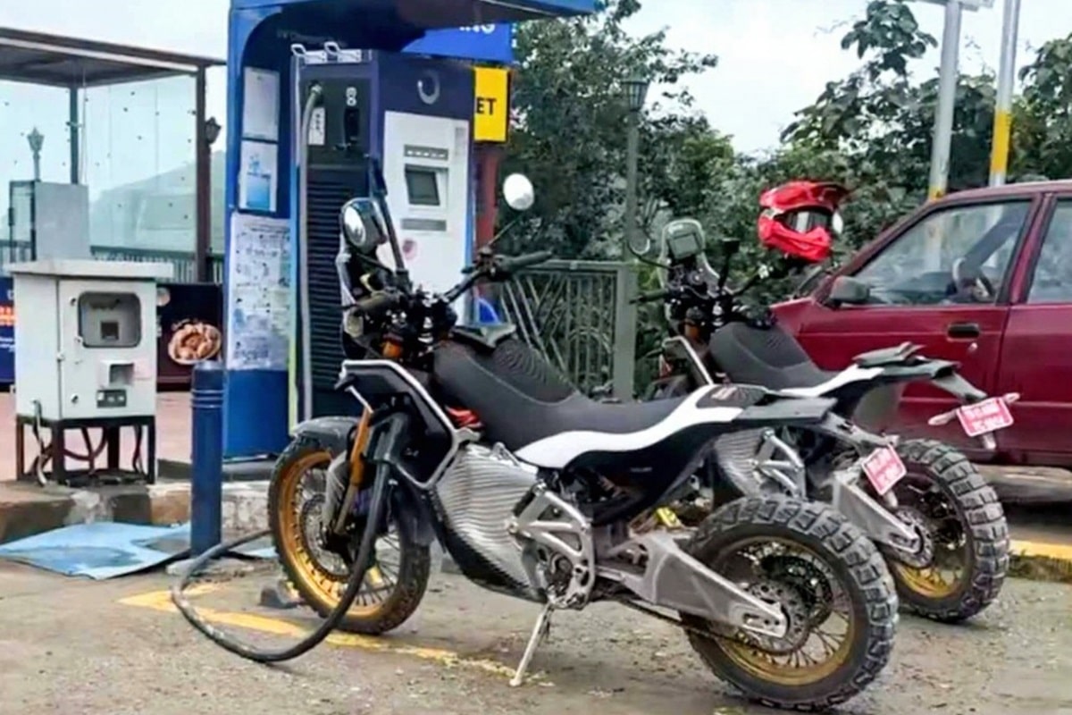 Avistada nueva Royal Enfield Himalayan Electric “en pleno repostaje”