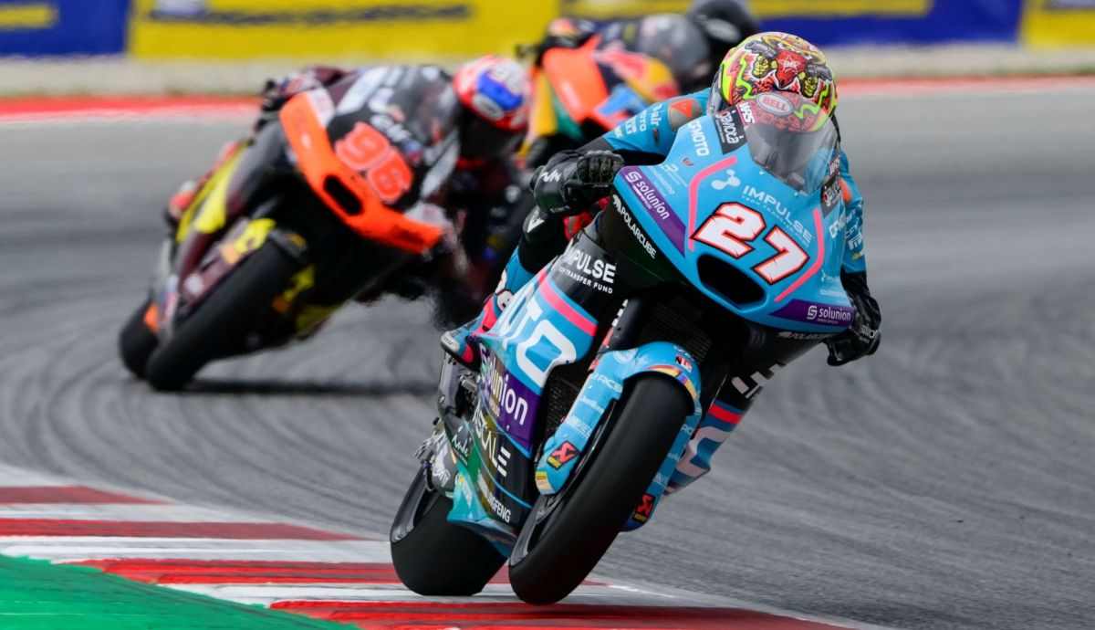 Dani Holgado arrasa para estrenarse en Moto2 y primer podio de Dani Muñoz