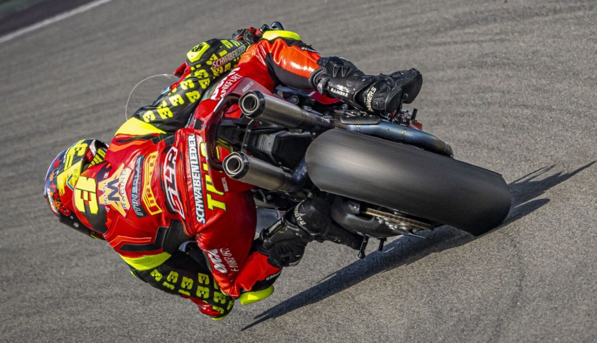 Lukas Tulovic roza el título en el IDM SBK e Íñigo Iglesias se pone líder de Sportbike