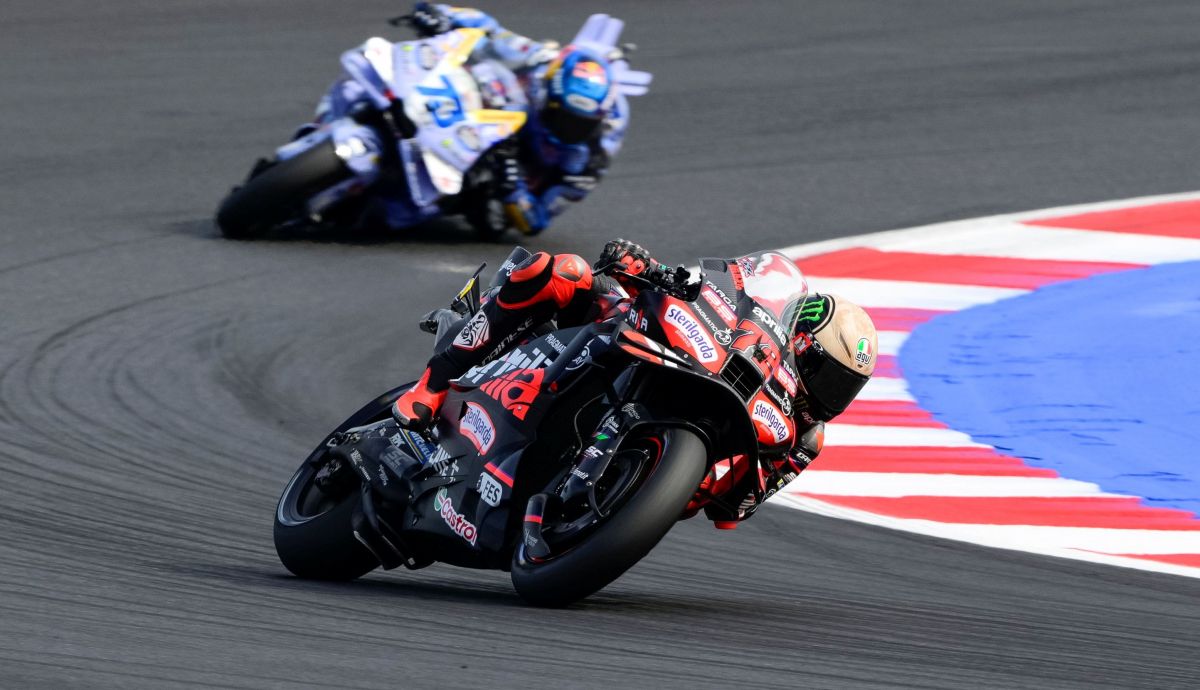 Marco Bezzecchi gana un sprint histórico a Álex Márquez tras la caída de Marc Márquez