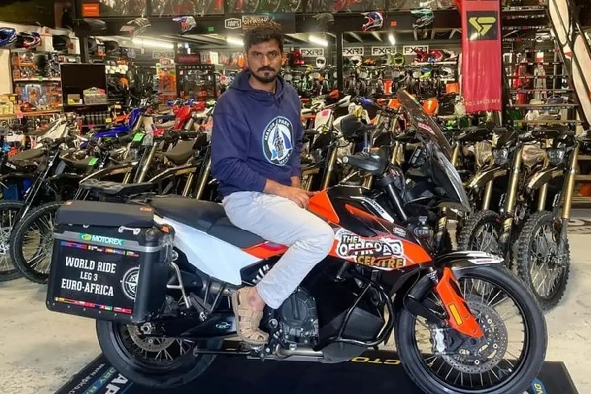 Yogesh Alekari, un influencer indio al que le robaron su moto y pertenencias en U.K., recibe una 790 Adventure de regalo de parte de un C.O. del país