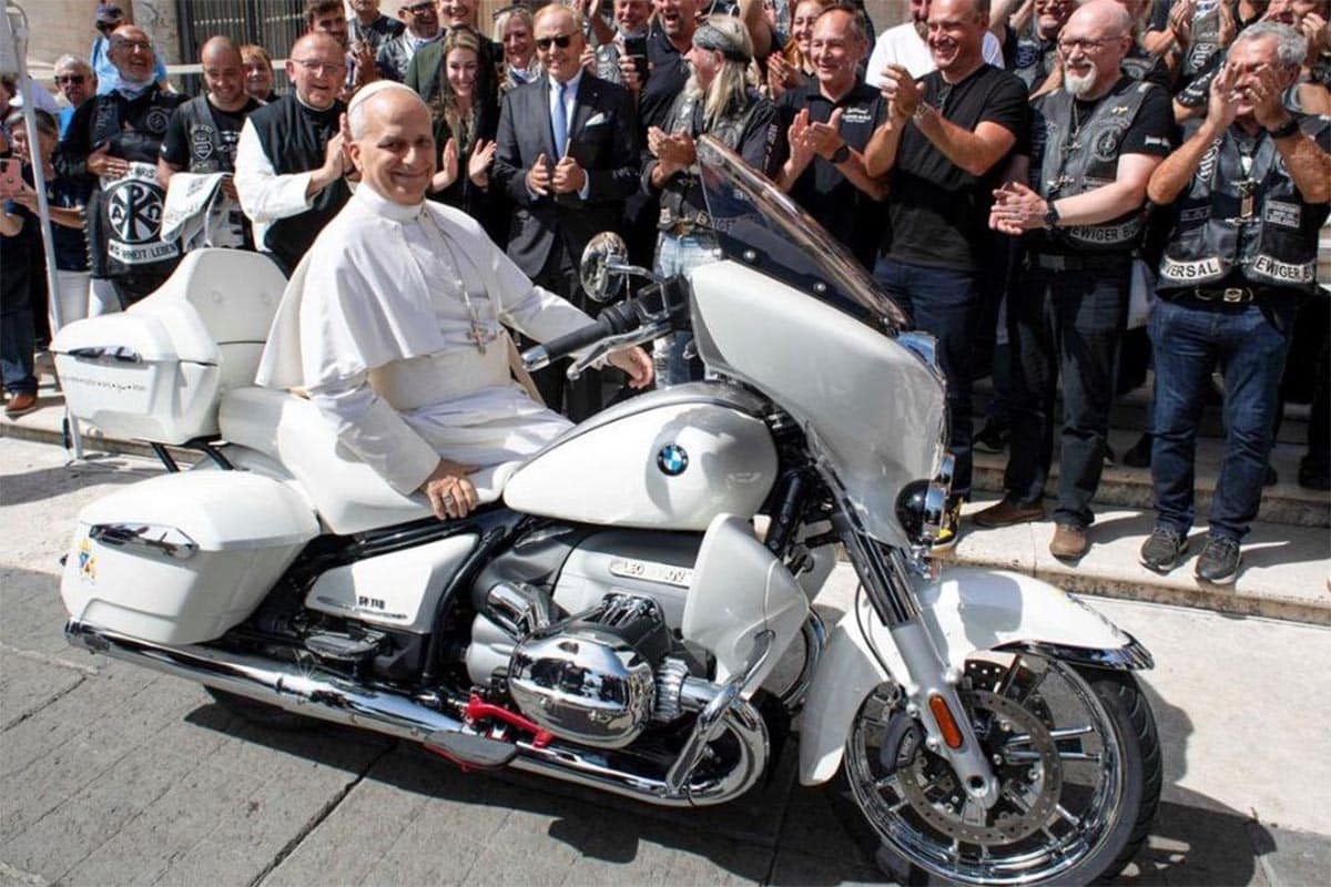 León XIV se baja del Papamóvil para subirse a una BMW