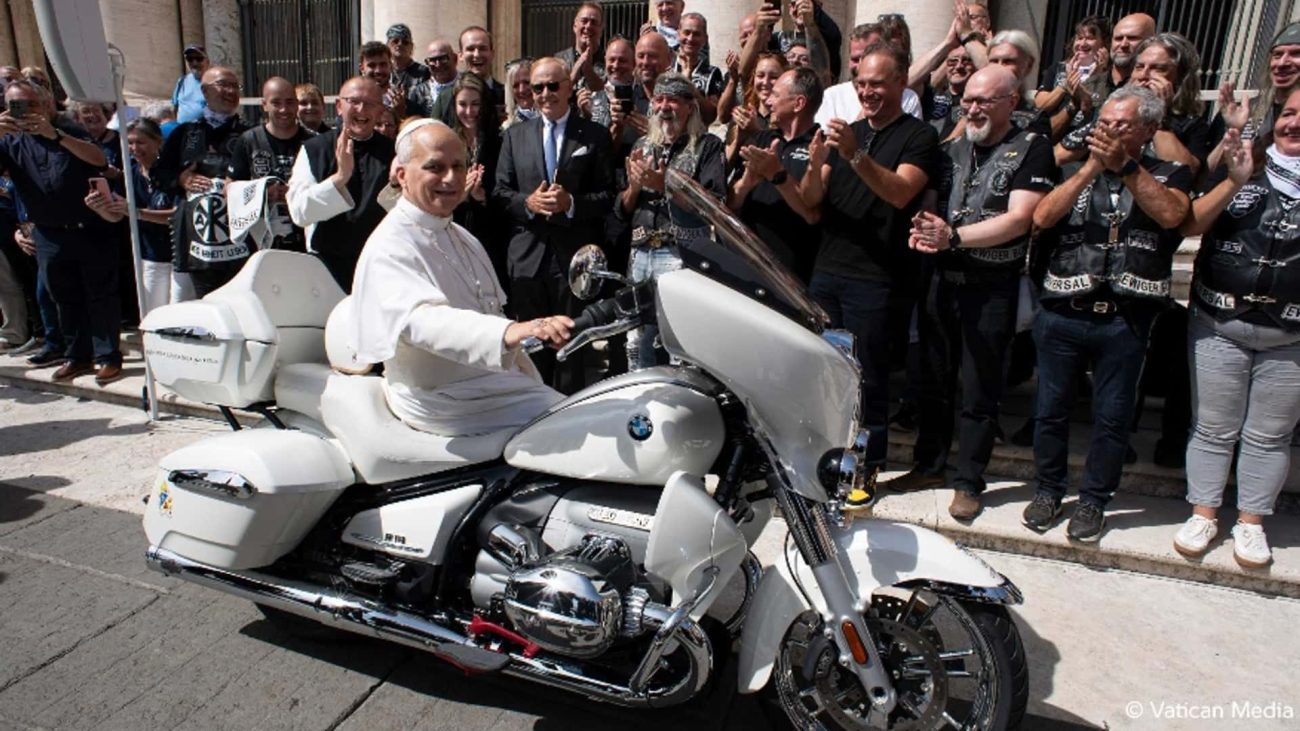 El papa bendice una BMW para una subasta benéfica infantil