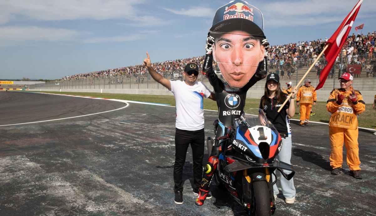 Toprak Razgatlioglu machaca en Magny-Cours y logra su cuarto triplete consecutivo