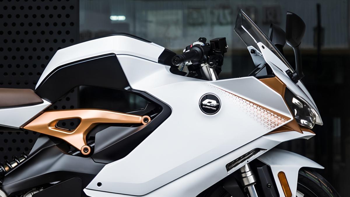 La moto deportiva para el carnet de coche en la que puedes guardar el casco y que esconde un secreto, la QJ Motor OAO