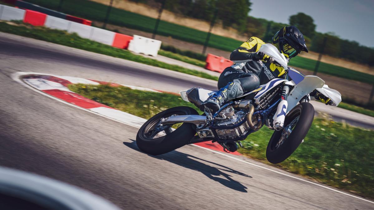 La Husqvarna FS 450 2026 se afila para seguir siendo la reina de los derrapajes