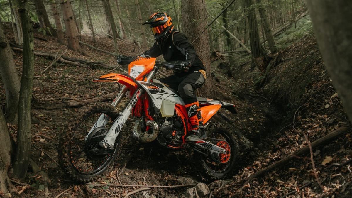 La moto definitiva de offroad extremo diseñada para aguantarlo todo llega en su versión 2026, la KTM 300 EXC HardEnduro