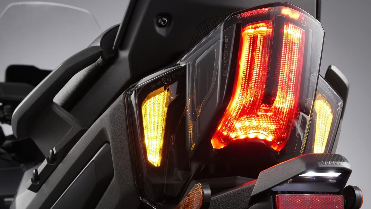 Llega el scooter premium de tres ruedas para el carnet de coche con motor bicilíndrico de 51 CV, a precio muy ajustado y muy equipado