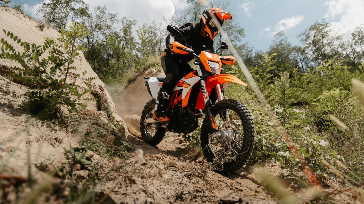 Siéntete como un piloto profesional con las KTM Enduro R y KTM Adventure R 2025 de pequeña cilindrada, no siempre es necesaria una moto grande