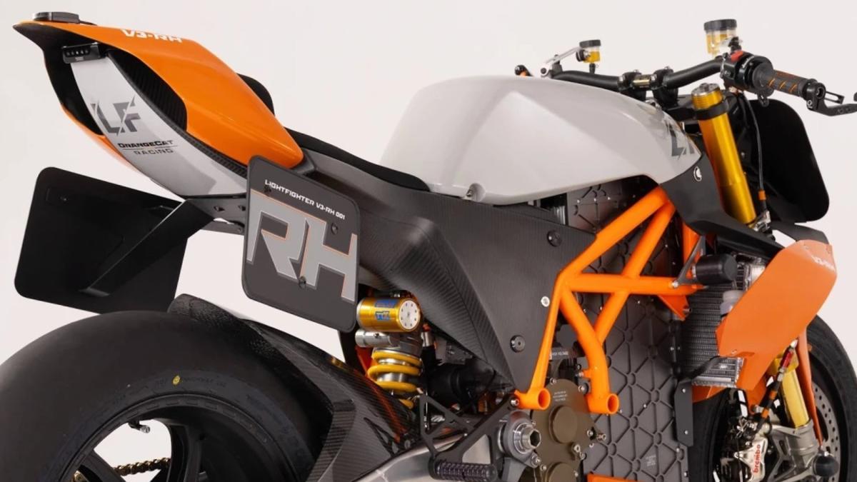 La brutal moto de circuito con una relación peso-potencia mejor que una Panigale, la Lightfighter V3-RS eléctrica