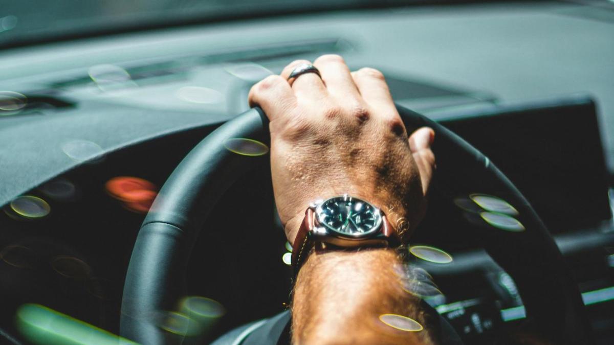 Una pareja de cacos en moto roba un reloj de 40.000 euros en un semáforo de Barcelona