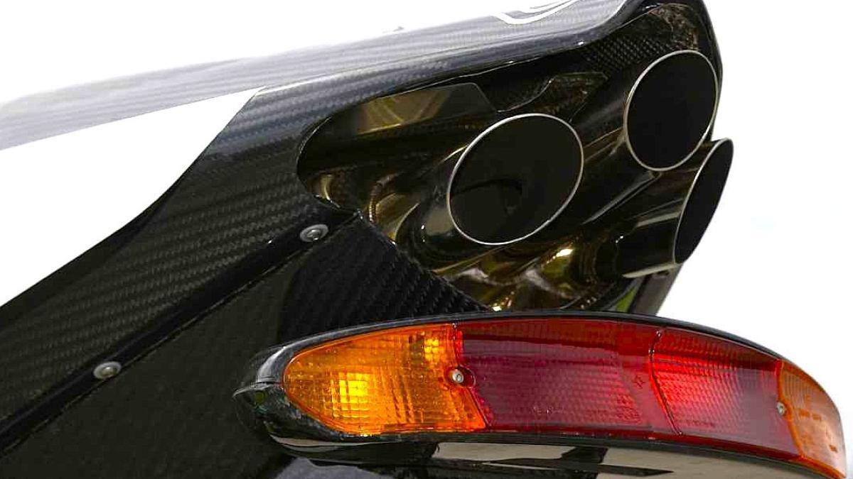 Solo se fabricaron 100 motos, la superbike con motor suizo de tres cilindros que escupe fuego por sus escapes, a subasta