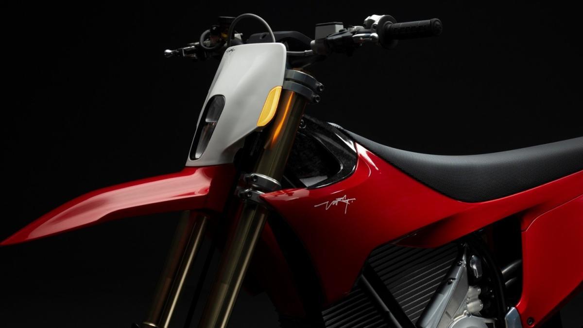 Llega la moto de supermotard más potente del mundo y es española, superligera y definitiva, la Stark Future Varg SM