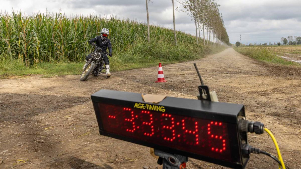 Pulverizan el récord del mundo de 24 horas en moto en pista de tierra, doblan el anterior y lo hacen con una Ducati